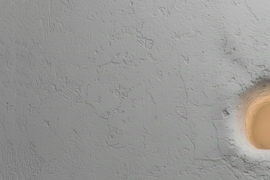 Hueco protegido en una pared que simboliza un lugar seguro para guardar dinero